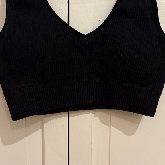 Black Ribbed V-Neck Aerie Crop Top/ Bean - Picture 4 of 6